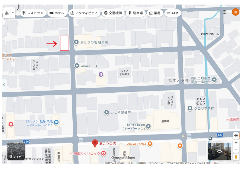 桂店の駐車場案内図。店舗の北側にある駐車場は、南北の道路の西側に赤枠で示しています。